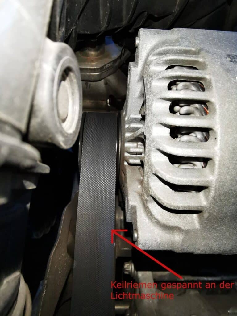 Nieuszkodzony pasek klinowy napięty na alternatorze