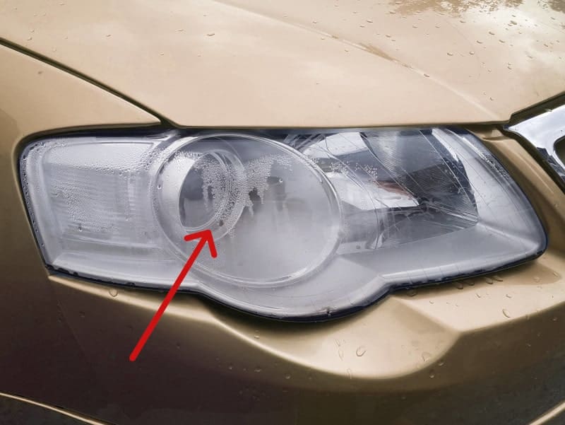 Kondensacja w reflektorze, która jest zwykle spowodowana wadliwą obudową reflektora.