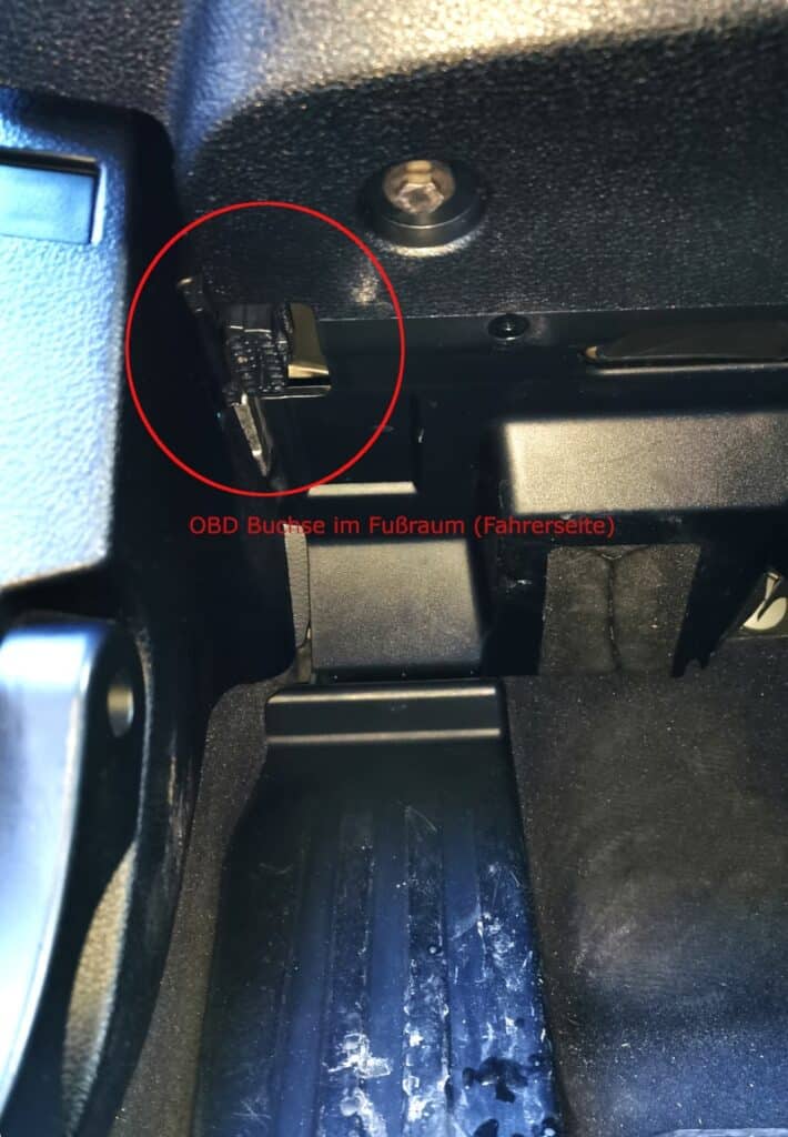 Ilustracja gniazda OBD2 jako interfejsu do urządzenia diagnostycznego. Część listy kontrolnej zakupu używanego samochodu