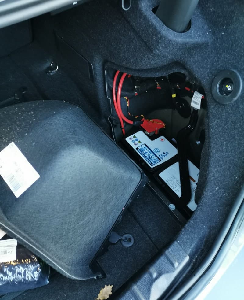 Położenie akumulatora w pojazdach BMW