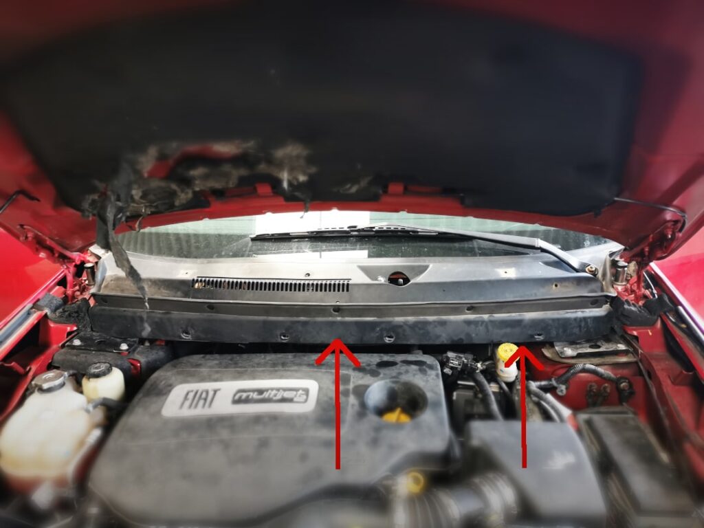 Posición del motor del limpiaparabrisas para su sustitución en el compartimento del motor