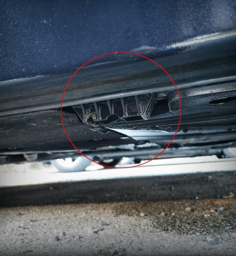 Sprawdź, czy mocowanie podnośnika jest nienaruszone i nie nosi śladów intensywnego użytkowania.