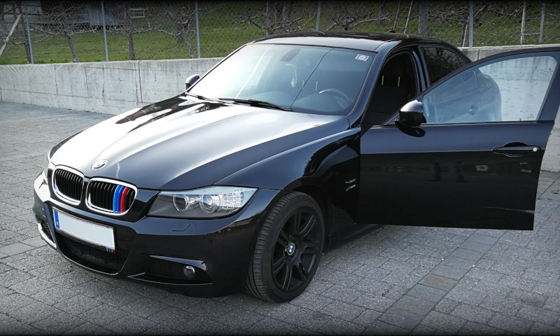 La tracción total del BMW E90 se desvía hacia un lado al frenar sobre calzada mojada; problema causado por el fabricante del coche.