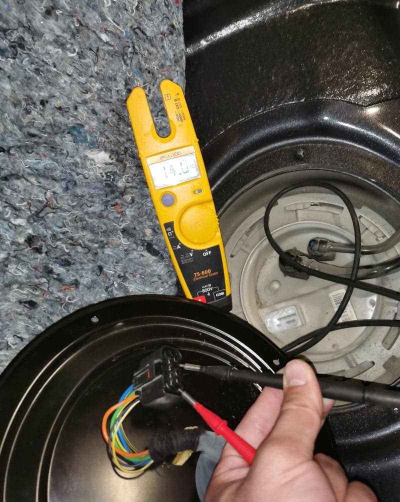 Checking the power supply to the fuel pump