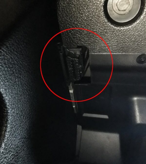 Położenie interfejsu OBD2 w przestrzeni na nogi kierowcy