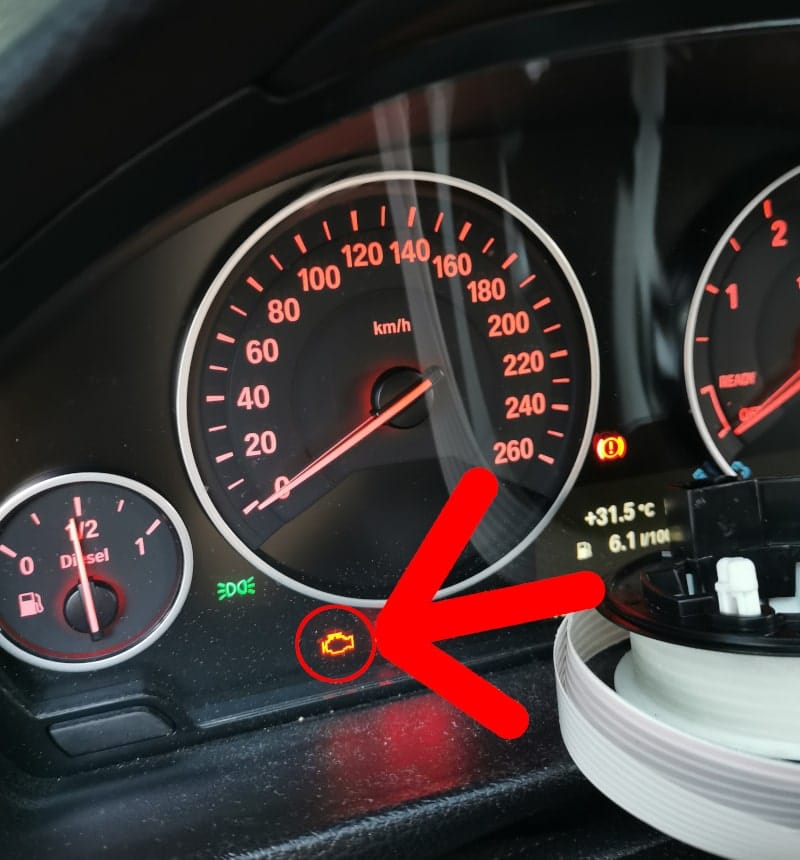 Położenie i wyświetlanie kontrolki silnika odczytującej pamięć błędów