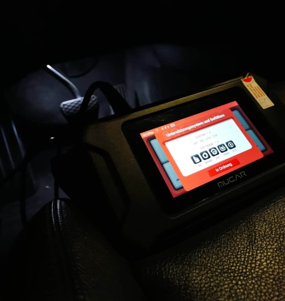 Zdjęcie produktowe urządzenia diagnostycznego MUCAR CS4 w akcji podczas odczytu pamięci błędów