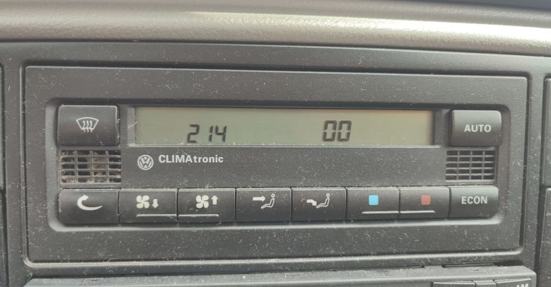 Odczyt pamięci błędów na wyświetlaczu klimatyzacji VW Passat