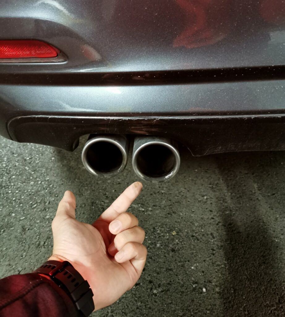 Sprawdź wyciek wody z układu wydechowego za pomocą palca, oleju, płynu chłodzącego, wody kondensacyjnej.