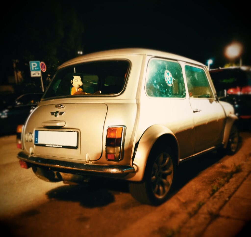 Oldtimer von hinten, weiß, MINI. Importiert