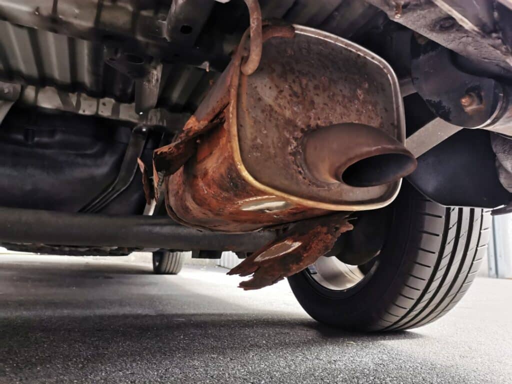 Zardzewiały układ wydechowy (tłumik) spowodowany wodą w układzie wydechowym i jazdą na krótkich dystansach