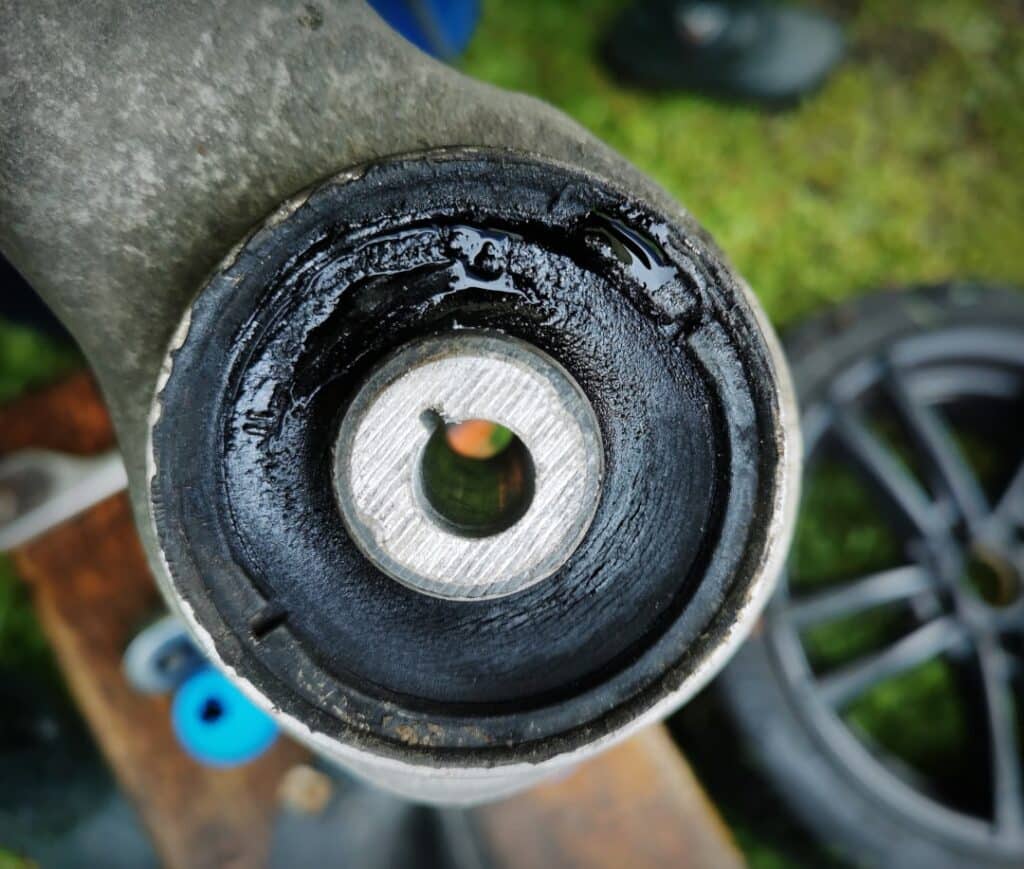 Hydromount uszkodzony i z utratą płynu