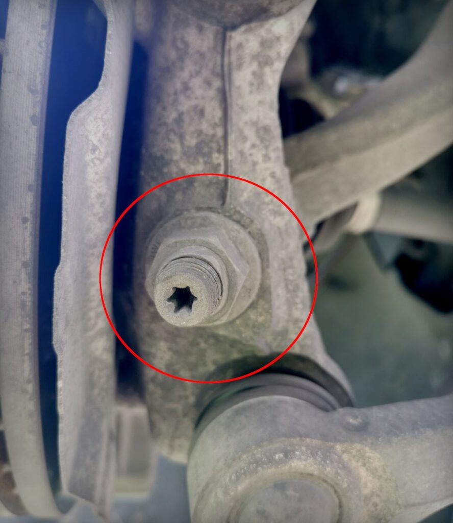 Atornillar el soporte hidráulico con tirante a la suspensión de la rueda