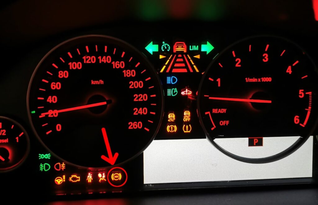 Wyświetlanie i pojawianie się kontrolki ABS w samochodzie/komputerze pokładowym; kontrolka (MIL)