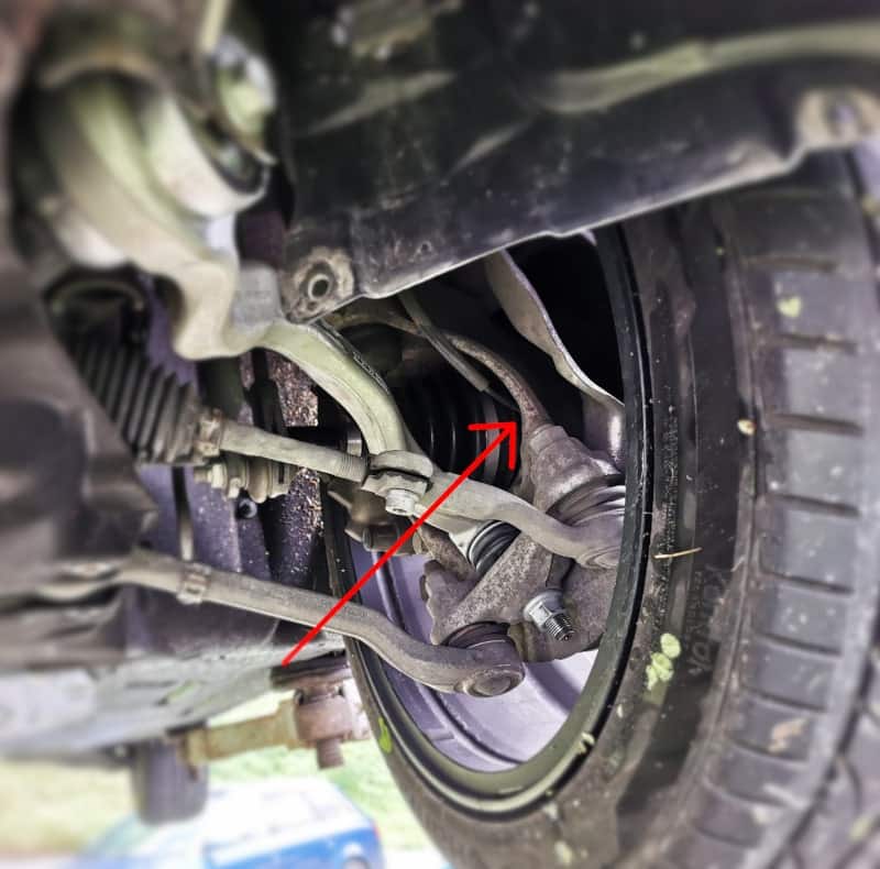 Pokazuje zainstalowany czujnik ABS w samochodzie. Pozycja znajduje się w pobliżu piasty koła