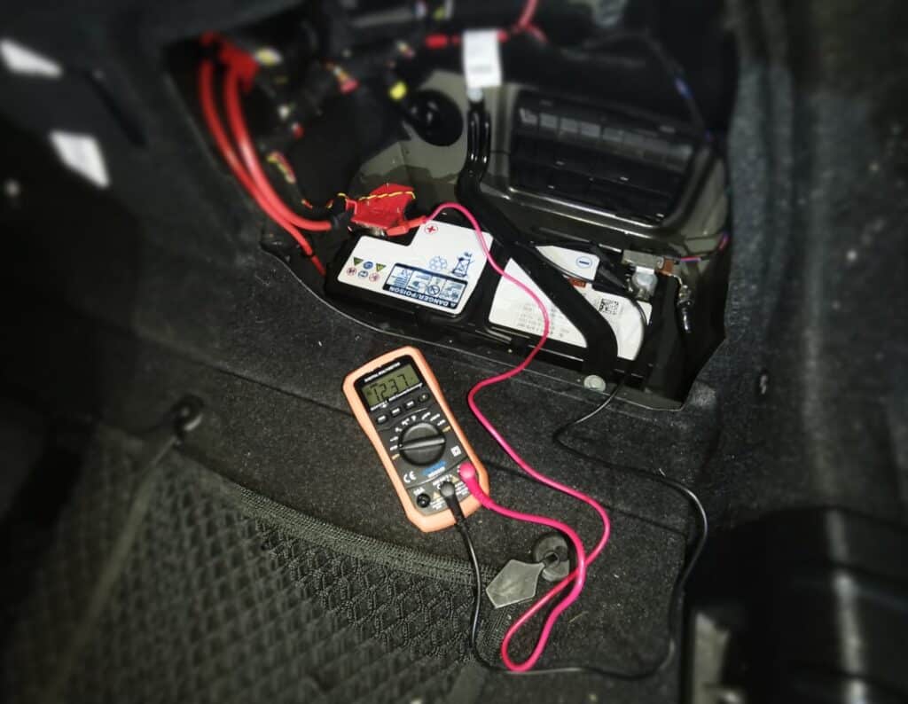 Batteriemessung-min Batterie defekt? Spannung messen an Batterie