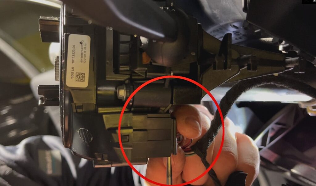 Disconnect plug from steering column switch