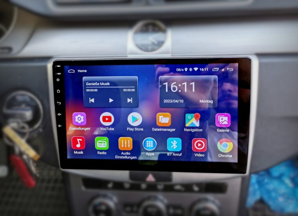 Apps such as Google Maps, YouTube, Playstore on the retrofitted Android radio