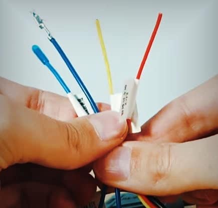 Podłączenie kabla konwertera RGB Połączenia konwertera RGB na AV