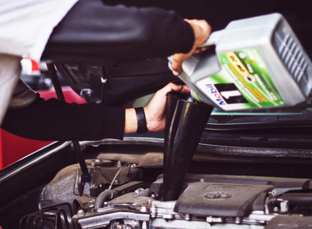 Engine oil filling loses lubricity after many short journeys