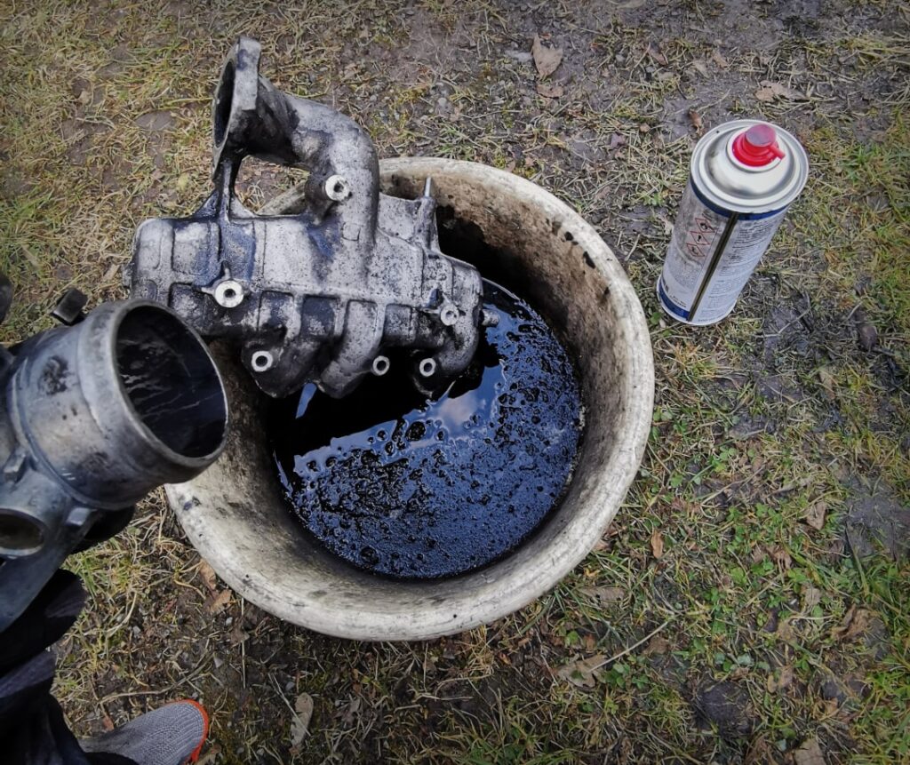 Soot in the intake manifold and in the EGR valve due to short trips