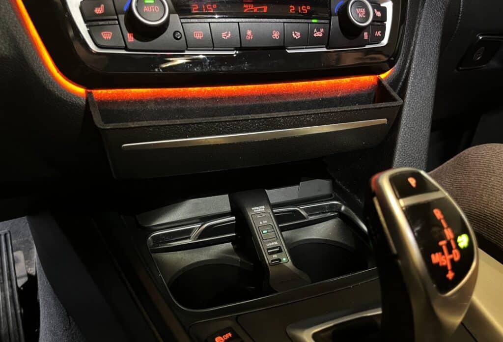 Cargador inalámbrico junto con la caja organizadora