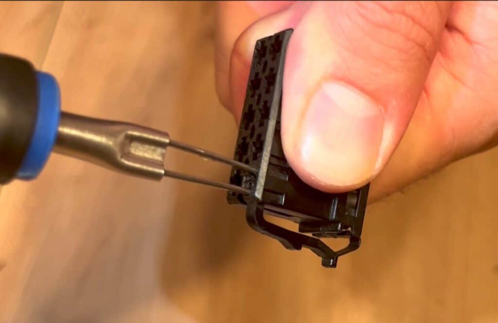 Stecker auspinnen - ISO-Stecker