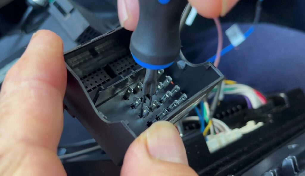 Stecker auspinnen - VW Quadlock Stecker