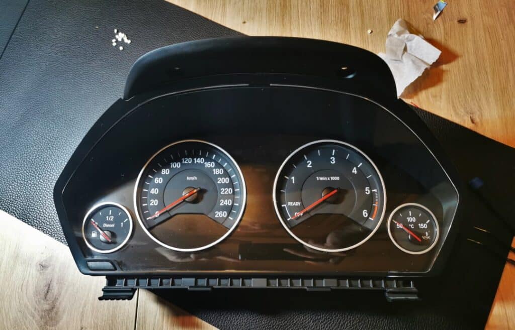 Gotowy prędkościomierz na stole