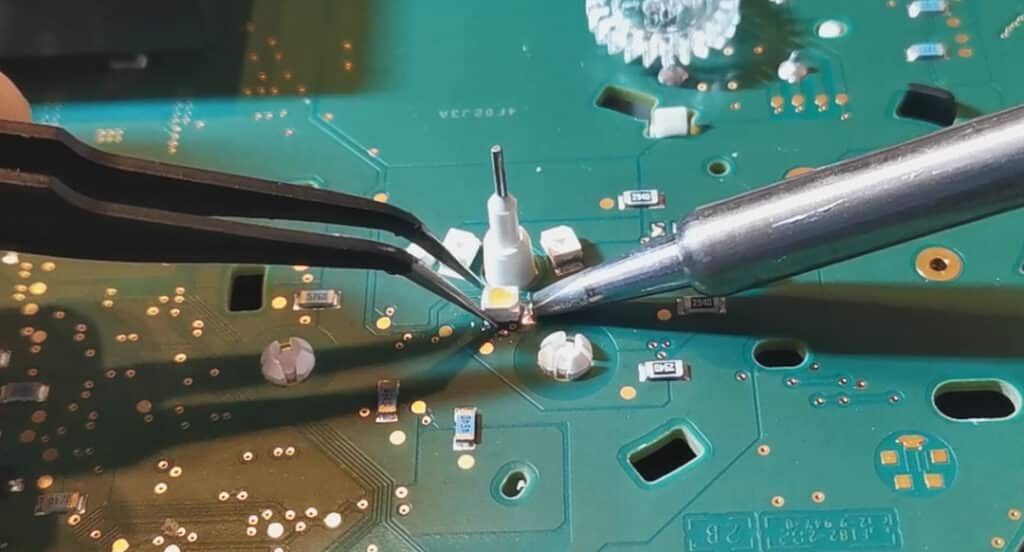 Przylutuj diodę LED SMD do pierwszego pada