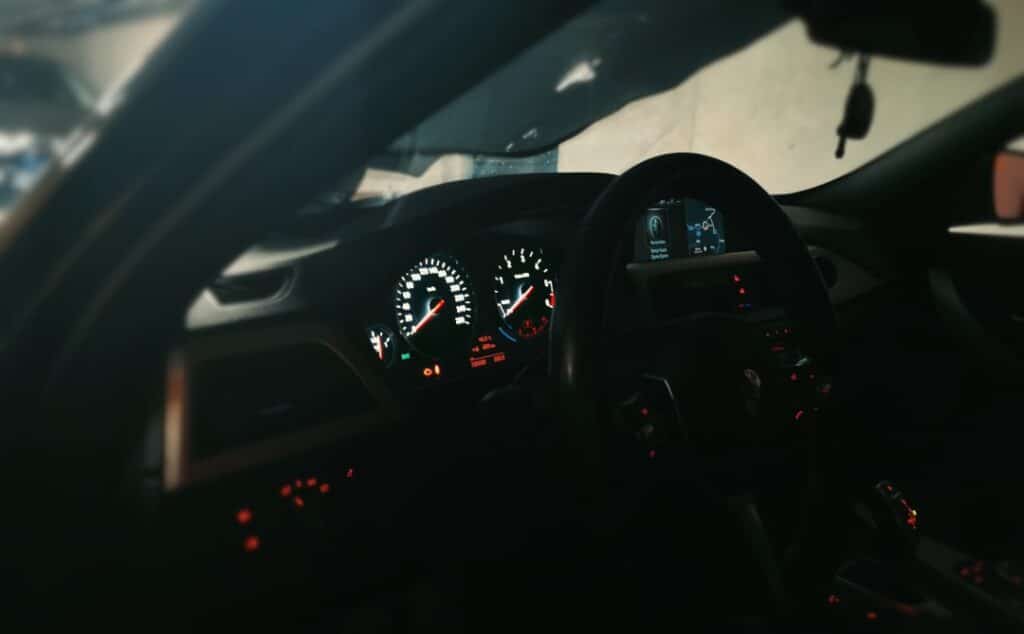 Zmiana podświetlenia prędkościomierza BMW: z pomarańczowego na białe