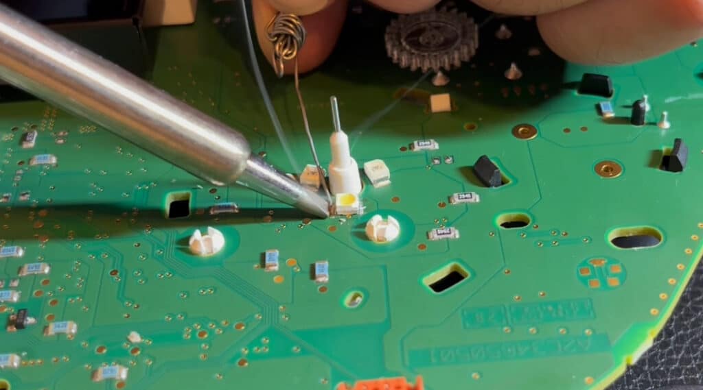 Zmiana podświetlenia prędkościomierza: Cynowanie drugiego złącza lutowniczego LED