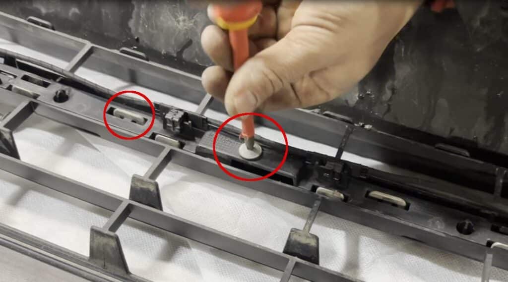 Audi A4 radiator grille change, disassembly