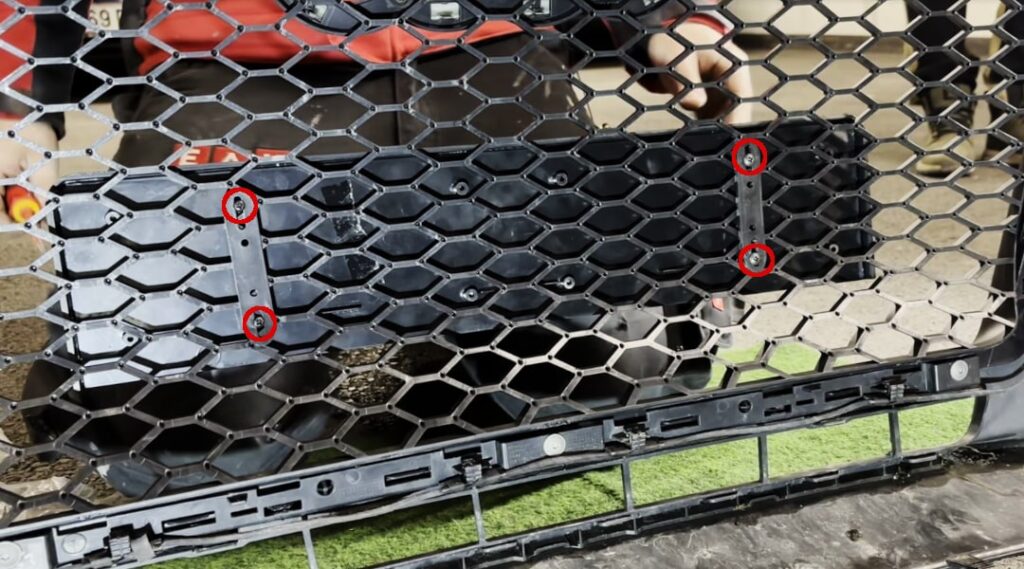 Changing the radiator grille: Transferring the license plate holder