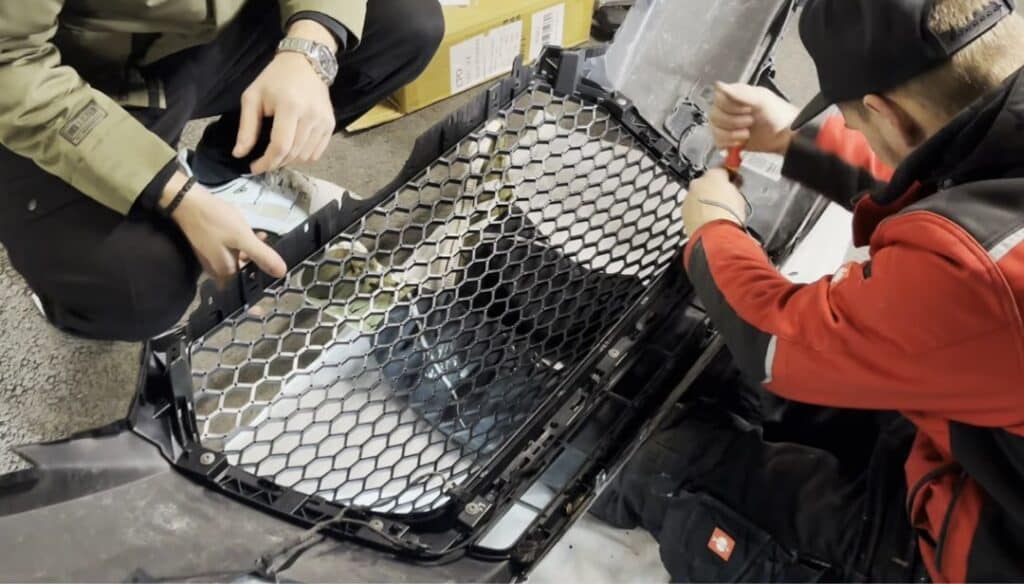 Changing the radiator grille: fitting the RS grille to the bumper