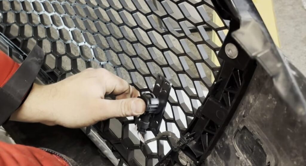 Audi A4 radiator grille change: Parking sensor bracket