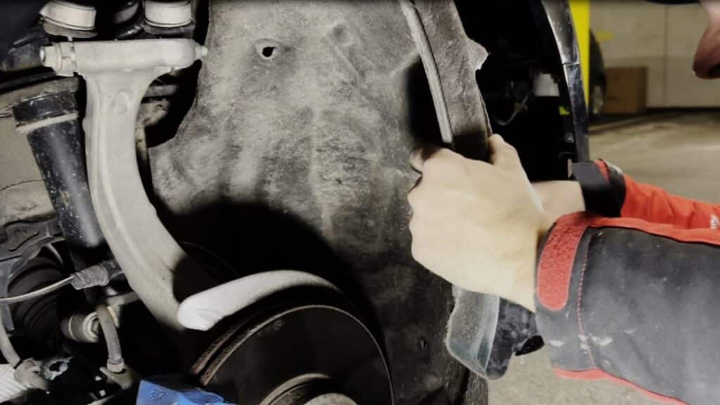 Dismantling: Bending the plastic wheel arch cover
