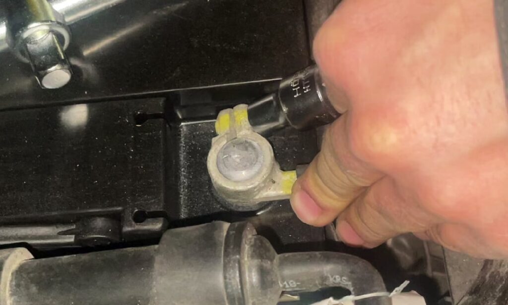 Bornes de batería-Polo_2 Cambio de batería Skoda - montaje de batería nueva