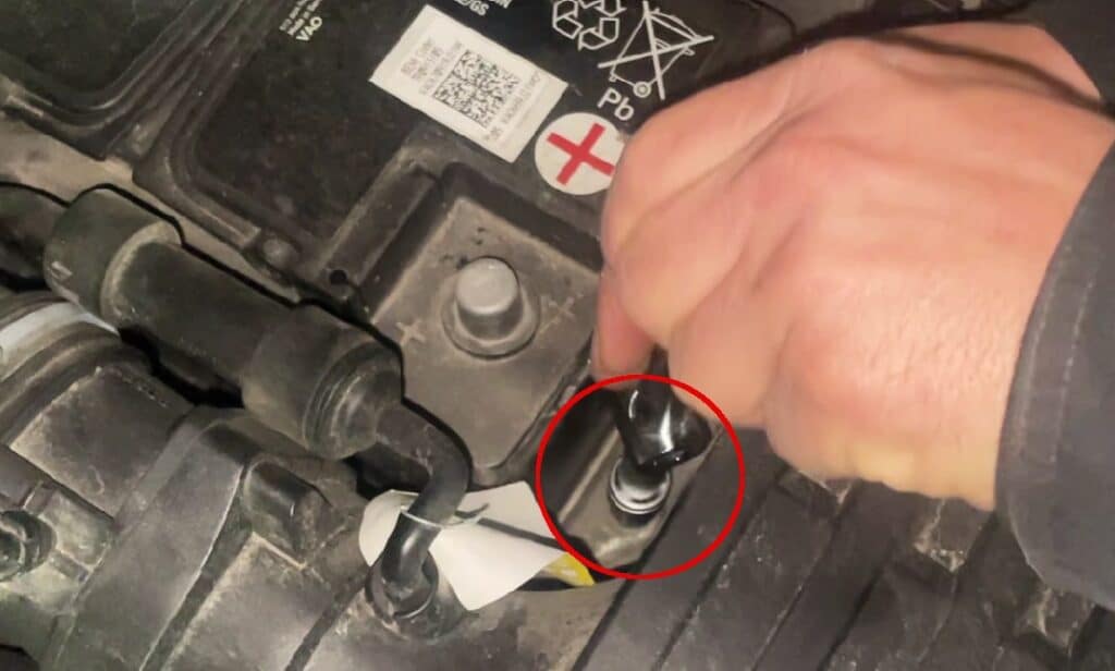 Tornillo de fijación-batería-1 Cambiar la batería del Skoda: aflojar las uniones atornilladas