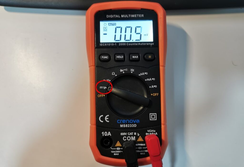 Multimeter-auf-Gleichspannung Messgerät zum messen der Gleichspannung an der Batterie