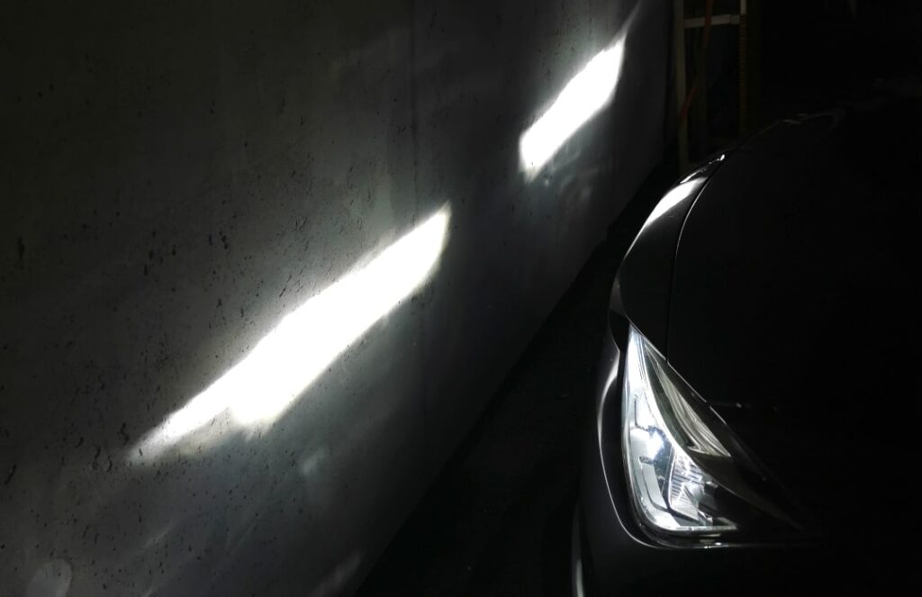 Scheinwerfer-Test-dunkle-Wand Scheinwerfertest an dunkler Wand, Batterieentladung