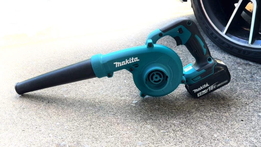 MAKITA DUB185Z_Product photo Car drying with Makita DUB185Z blower
