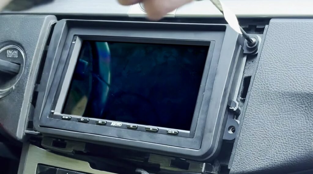 Przymocuj półkę na radio czterema śrubami Mocowanie czterech śrub z pokrywami i wspornikiem