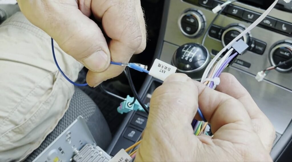 Niebieski kabel połączeniowy Adapter Quadlock z adapterem antenowym Podłącz niebieskie kable adapterów zewnętrznych