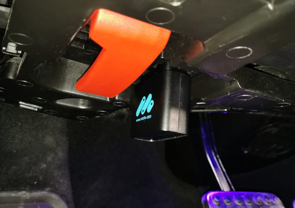 Adapter MBito podłączony w przestrzeni na nogi Adapter OBD MBito wpięty w przestrzeni na nogi kierowcy (gniazdo OBD)