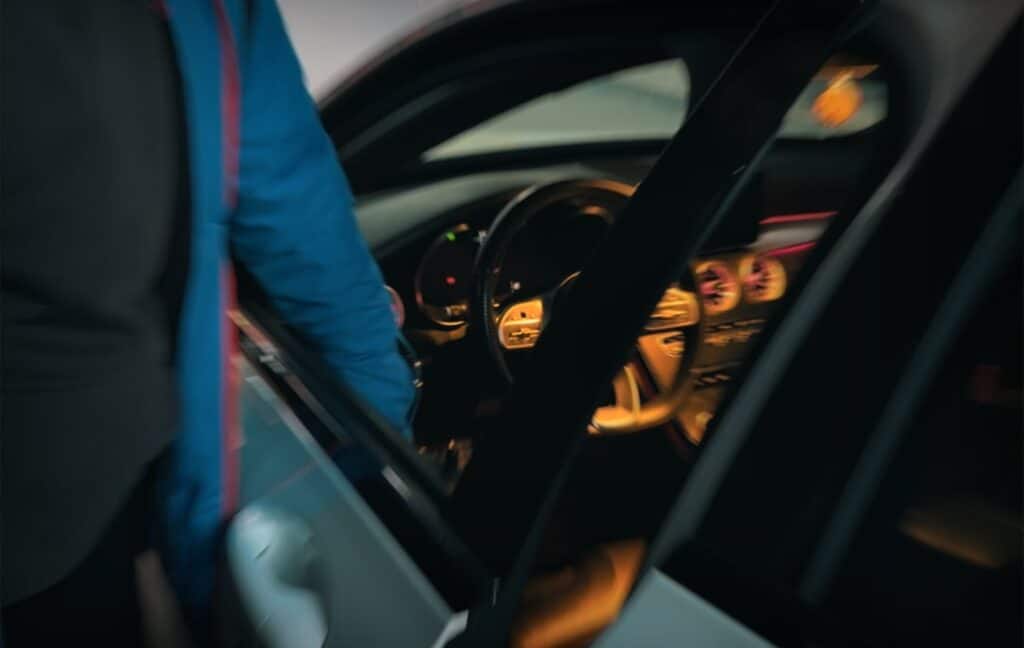 Mercedes z systemem alarmowym_włamanie Zapobieganie włamaniu w Mercedesie C205 dzięki zakodowanej ochronie przed kradzieżą