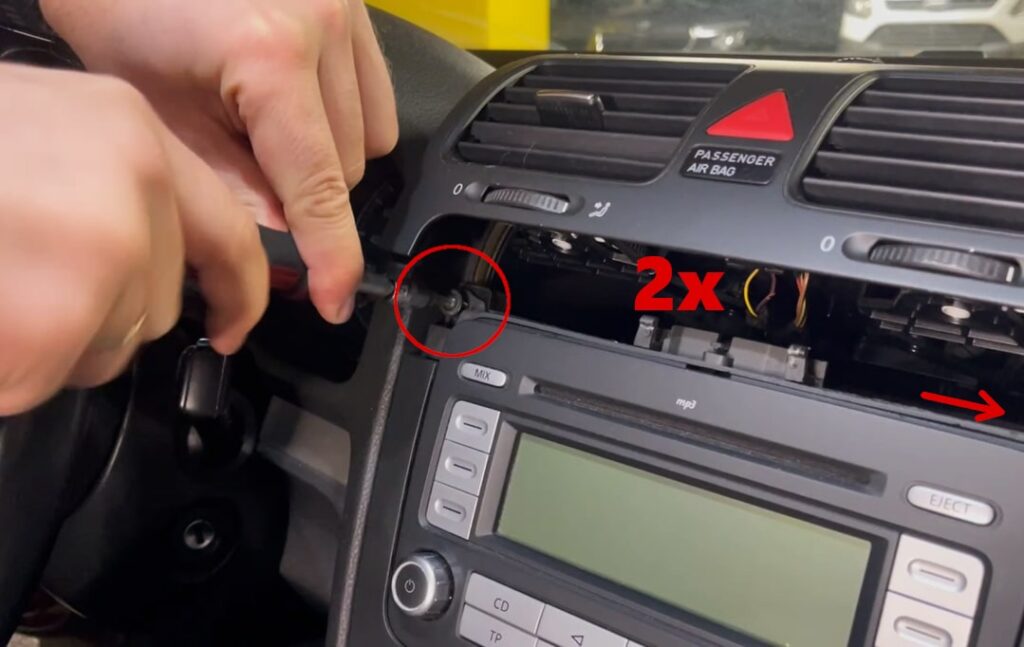 Usunięcie osłony starego radia Demontaż starego radia: Odczepienie osłony