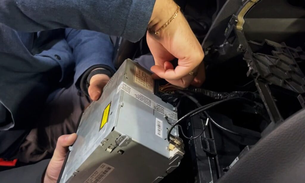 Odłącz stare radio Odłącz okablowanie starego radia