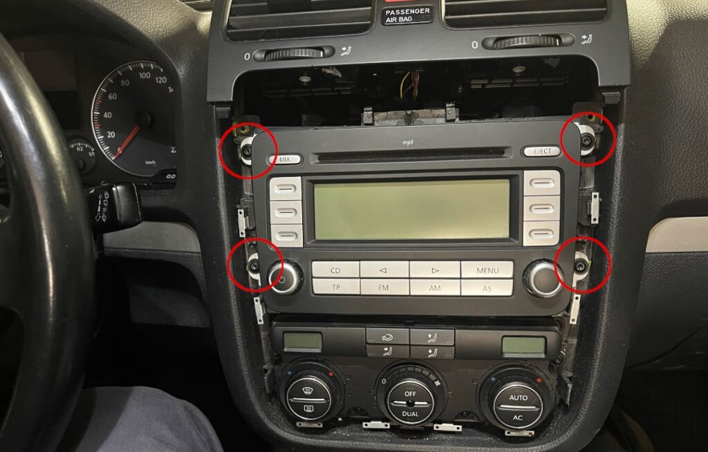 Usunięcie osłony starego radia – Śruby Poluzowanie śrub starego radia (4 sztuki)