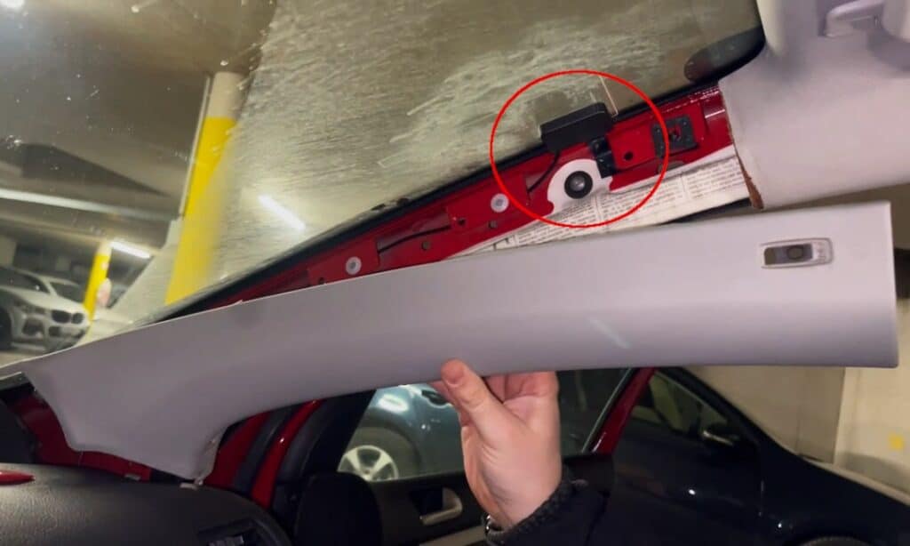 Instalacja anteny DAB Zainstaluj antenę DAB+ na drugim filarze "A" pojazdu (zdrap farbę)